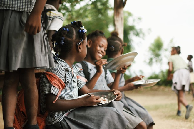 Ecolières prenant leur repas Mary's Meals