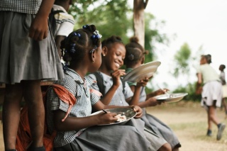 Ecolières prenant leur repas Mary's Meals