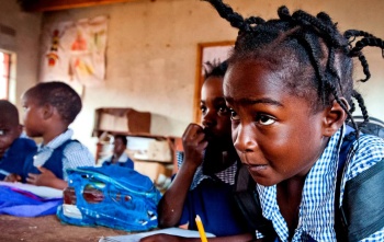 Une jeune fille concentrée alors qu'elle prend des notes en classe.