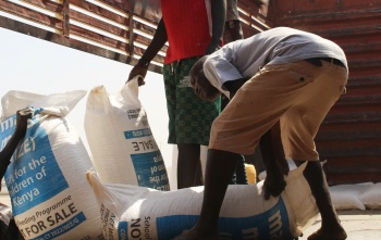 Des volontaires déchargent des provisions alimentaires au Kenya.