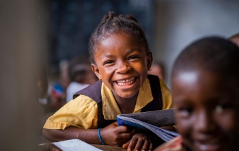 enfants apprenant à l'école au Malawi