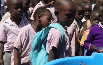 Les enfants au Soudan du Sud font la queue pour recevoir de la nourriture à l'école.