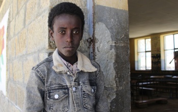 Lewte à l'entrée d'une salle de classe