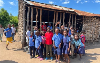 Un groupe d'amis à l'extérieur d'une école au Mozambique.