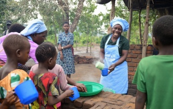 Bénévoles servant les repas de Mary