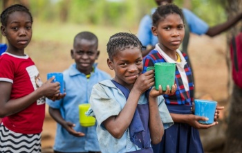 Des enfants mangent les repas de Mary au Malawi