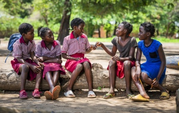 Des enfants mangent les repas de Marie en Zambie