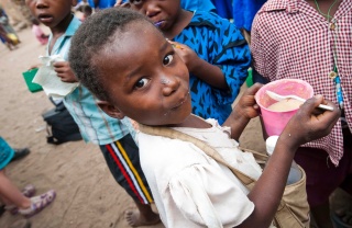 Un enfant reçoit de la nourriture de la part de Mary's Meals à l'école.