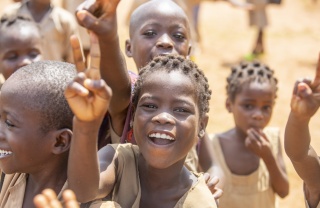 Des enfants ensemble à l'école.