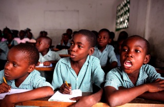 Des garçons assis ensemble en classe.