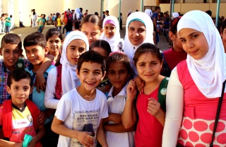 Des enfants ensemble dans une cour d'école.