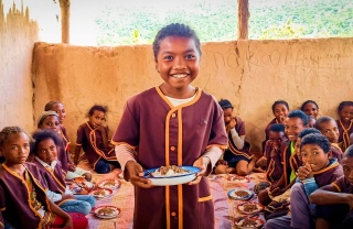 Un enfant se voit servir de la nourriture à Madagascar.