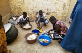 Des bénévoles cuisiniers préparent de la nourrit