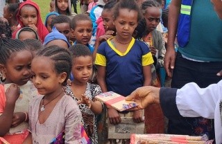 Les enfants au Tigré, en Éthiopie, font la queue pour recevoir de la nourriture à l'école.