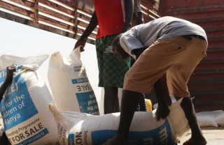 Des volontaires déchargent des provisions alimentaires au Kenya.