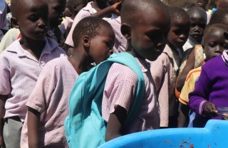 Les enfants au Soudan du Sud font la queue pour recevoir de la nourriture à l'école.