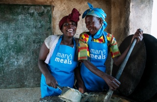Des bénévoles préparent les repas de Mary