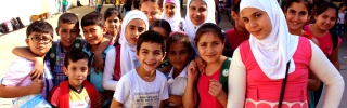 Des enfants ensemble dans une cour d'école.