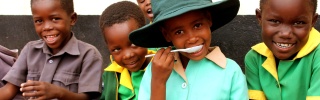 Des enfants ensemble à l'école.