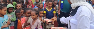 Les enfants au Tigré, en Éthiopie, font la queue pour recevoir de la nourriture à l'école.