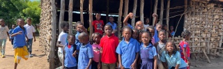 Un groupe d'amis à l'extérieur d'une école au Mozambique.