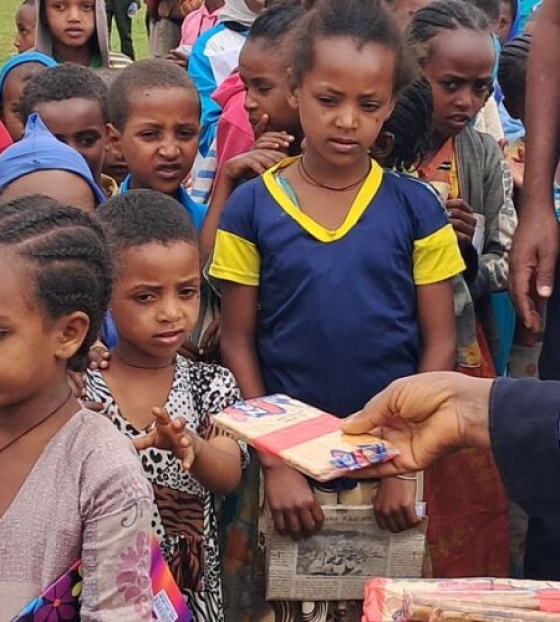 Les enfants au Tigré, en Éthiopie, font la queue pour recevoir de la nourriture à l'école.