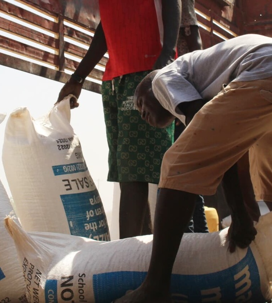Des volontaires déchargent des provisions alimentaires au Kenya.