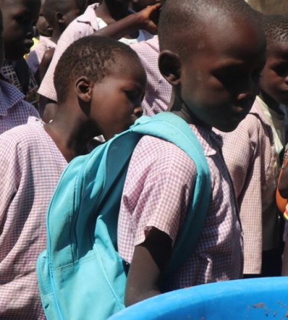 Les enfants au Soudan du Sud font la queue pour recevoir de la nourriture à l'école.