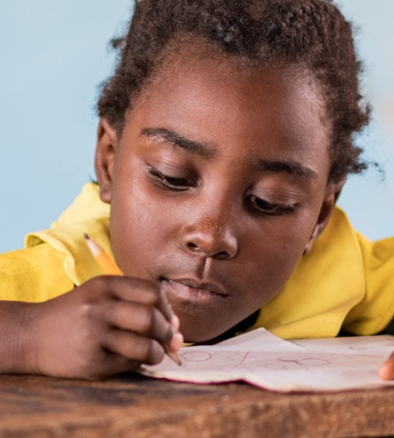 Fille à l'école