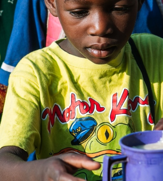 Des enfants mangent les repas de Mary au Malawi
