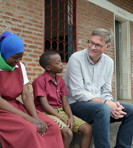 Rencontre de Magnus avec les enfants des repas de Marie