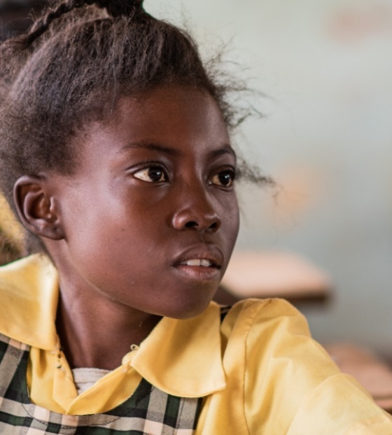Une fille à l'école en Zambie