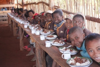 Enfants mangeant Mary's Meals
