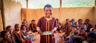 Un enfant se voit servir de la nourriture à Madagascar.