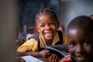 enfants apprenant à l'école au Malawi