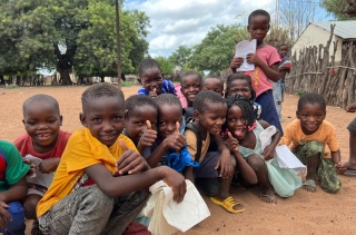 Un groupe d'amis à l'extérieur d'une école au Mozambique.