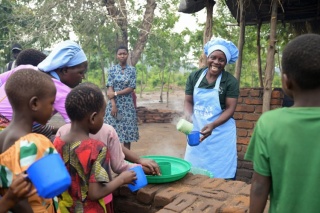 Bénévoles servant les repas de Mary