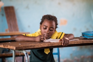 Une jeune fille à l'école au Malawi