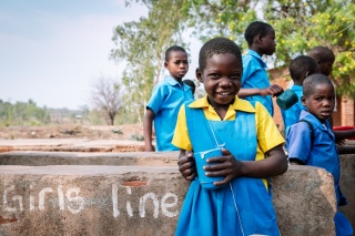 Des enfants mangent les repas de Mary au Malawi
