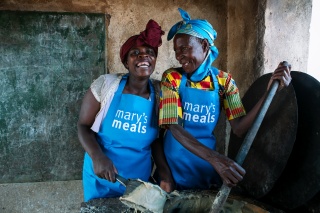 Des bénévoles préparent les repas de Mary