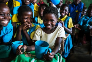 Des enfants mangent les repas de Mary au Malawi