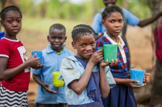 Des enfants mangent les repas de Mary au Malawi