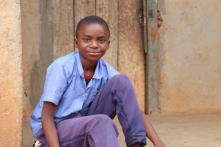 Des enfants du Malawi mangent les repas de Mary's Meals