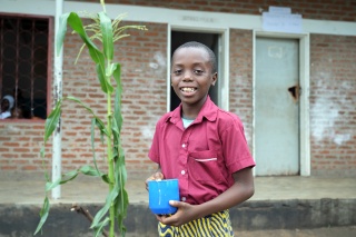 Enfant mangeant les repas de Marie