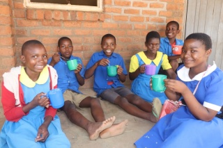 Des enfants mangent les repas de Mary au Malawi